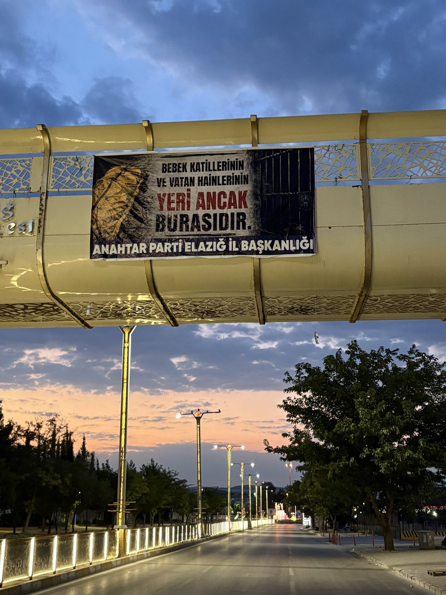 HalilSarisin's tweet photo. Allah’a yemin olsun;

Babasız büyüyen çocukların hesabını unutmayacağız.
Evladının ardından gözyaşı döken anaların hesabını unutmayacağız.
Yarım kalan hayatların, sönen ocakların, toprağa verdiğimiz aziz şehitlerimizin hesabını unutmayacağız.

Şehitlerimizin kanını; siyasi hesaplara, pazarlıklara ve koltuk uğruna kurulan hiçbir denkleme kurban ettirmeyeceğiz.

Ve herkes şunu iyi bilsin:
Bedeli ne olursa olsun, şehitlerimizin aziz hatırasını çiğnemeye kalkan kim varsa, karşısında bizi bulacaktır.
@yavuzagiraliog @anahtarparti @tkeskinkilic @24MuratTekin