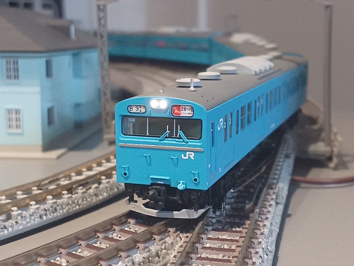 bean_8104's tweet photo. 京葉線103系 ケヨ104編成を作製しました。
ベースはTOMIXのHG、中間2両の非ユニット窓車はGMキットより。
色味を合わせるため再塗装しています。GMの青22号は緑味が強すぎると思ったので自家調色。
特筆すべき加工はないですが納���のいく仕上がりになりました。
本命である相方ケヨ204編成はこれから… https://t.co/URtf25X6mL