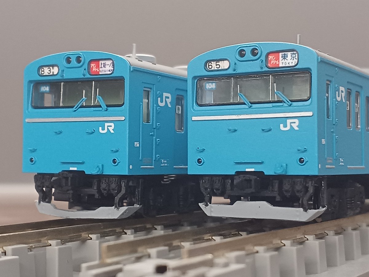 bean_8104's tweet photo. 京葉線103系 ケヨ104編成を作製しました。
ベースはTOMIXのHG、中間2両の非ユニット窓車はGMキットより。
色味を合わせるため再塗装しています。GMの青22号は緑味が強すぎると思ったので自家調色。
特筆すべき加工はないですが納���のいく仕上がりになりました。
本命である相方ケヨ204編成はこれから… https://t.co/URtf25X6mL