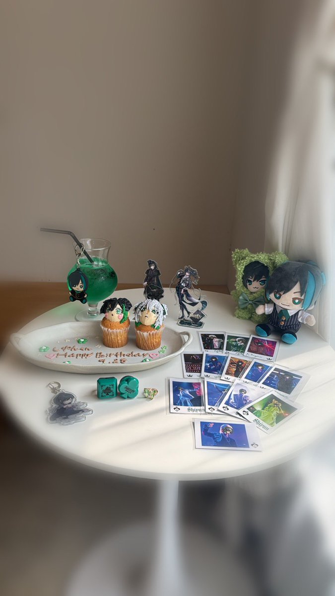 24yn_sk's tweet photo. @utut_2525 初めまして！
『本人不在の誕生日会紹介🎀』の参加失礼します。

騎士Xしゆんくんの生誕の際のお写真になります！
しゆんくんはもちろん、しゆんくんが演じたアゲハ様も大好きでカフェ様にお願いして作って頂きました！

デコうちわも作って一緒に撮影した所もポイントです！

採用お願いします！ https://t.co/1tOrIfpLFb