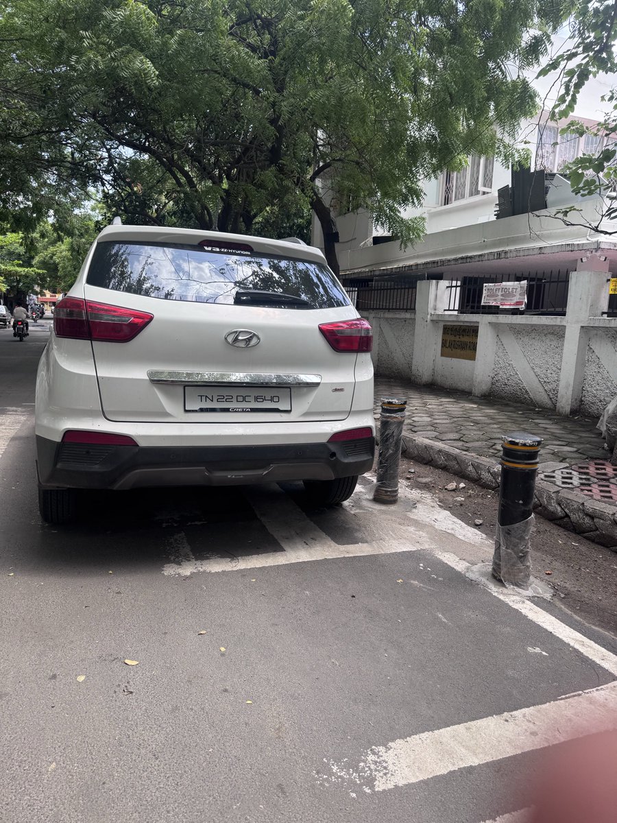 thegouyalle's tweet photo. Even after placing bollards to ensure enough room for vehicles at the turn this amazing person has parked taking up nearly 50% of road space! Also non HSRP number plate! @ChennaiTraffic please fine under all applicable sections. Balakrishnan Rd, Thiruvanmiyur. https://t.co/NFKcPfsUSF