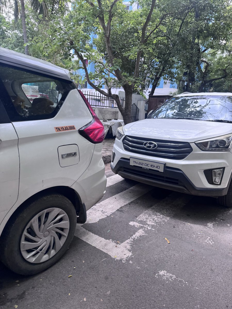 thegouyalle's tweet photo. Even after placing bollards to ensure enough room for vehicles at the turn this amazing person has parked taking up nearly 50% of road space! Also non HSRP number plate! @ChennaiTraffic please fine under all applicable sections. Balakrishnan Rd, Thiruvanmiyur. https://t.co/NFKcPfsUSF