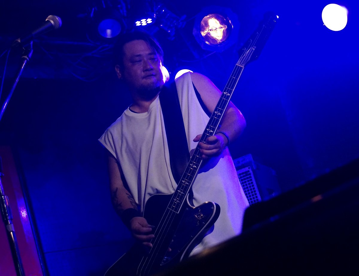 fuwataka's tweet photo. 8/8に兄貴組で出演したライブのお写真頂きました！
大事なイベントのトッパーと言うことで緊張とワクワクが入り交じっておりましたが結果めちゃくちゃ楽しかったです！
懐かしのボカロ曲、楽しんでくれたなら嬉しい限り。また早くライブしたいね
#テイカサイ
#兄貴組

Photo by @hina_visual_lab https://t.co/y9t33Z7xIE