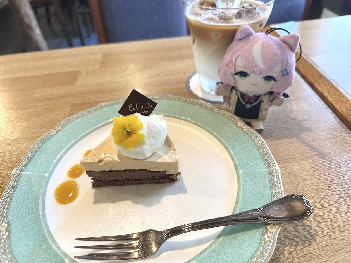 OHaaaaNaRu's tweet photo. @NariYang2434 いなりずしいいなあ🥺🥺
オトナリはキャラメルチョコケーキ食べたよ🍫🍰 https://t.co/gwT6IDErFW