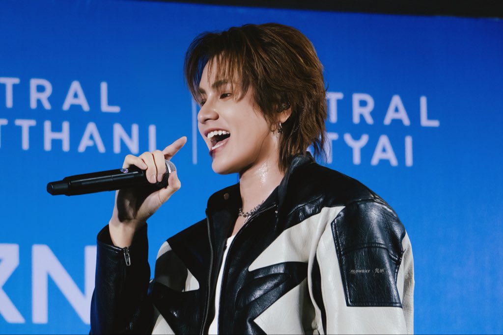 GLOWBAY0525's tweet photo. Singing🎤
@smart_csnp @smarttyofficial 

SMARTCSNP IN HATYAI

#SouthernCoverDancexCSNP 
#SouthernCoverDance2026 
✧ #smartcsnp ✧ 
✧ #smartchisanupong ✧ 
✧ #CSNP ✧ https://t.co/vXho8F4XLB