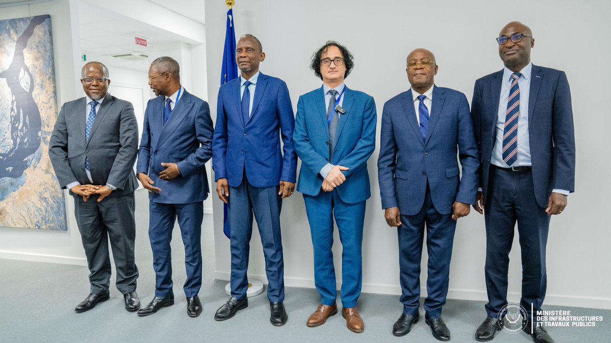 kamba82's tweet photo. 🇨🇩 #RDC | Corridor 6 : le désenclavement du Grand Équateur franchit une étape décisive.

Sous l’impulsion du ministre des ITP, #John #Banza #Lunda, le Gouvernement accélère la mobilisation des financements pour l’axe Zongo–Boyabo–Gemena–Akula–Lisala, long de 573 km.

Plus de 500 millions USD mobilisés avec l’appui de l’UE, l’AFD, la BAD et la BEI.

Le projet prévoit routes, ponts, pistes rurales et infrastructures portuaires pour désenclaver le Sud-Ubangi, stimuler l’agriculture, faciliter les échanges avec la RCA et le Cameroun et renforcer la connexion entre l’Ouest et l’Est de la RDC.

📌 Études préliminaires validées.
📌 Études détaillées imminentes.
📌 Début des travaux annoncé pour fin 2027.

Avec le Couloir Vert, le Gouvernement veut transformer les infrastructures en véritables leviers de développement et d’intégration régionale.

Le désenclavement du Grand Équateur devient une priorité concrète. 🇨🇩 @Presidence_RDC @MinITP_RDC 

#RDC #Infrastructures #Corridor6 #SudUbangi