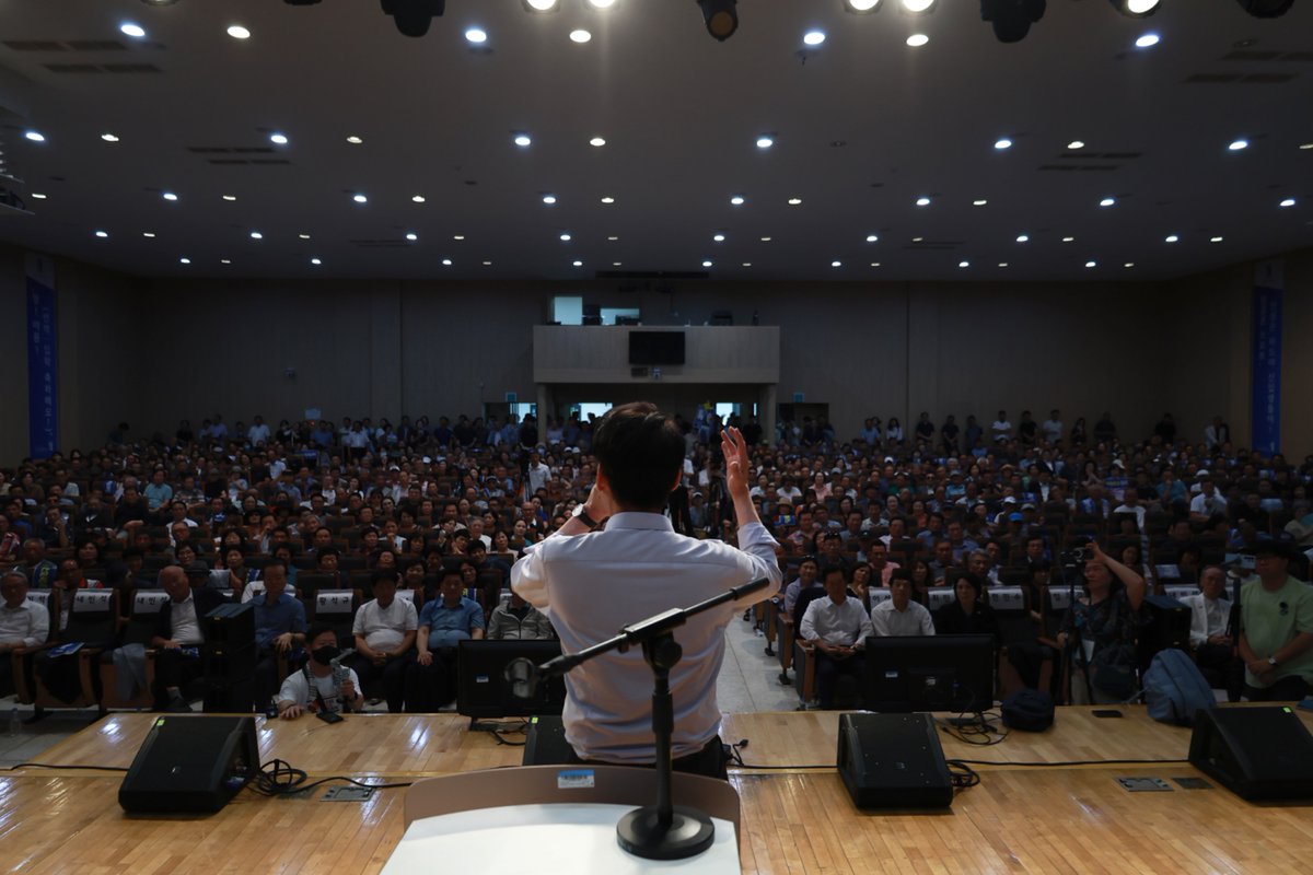 mshan1514's tweet photo. 익산이 낳고 전북이 기른 호남의 아들, 한민수가 전북에 왔습니다. 이 자리를 빌려 큰 절을 올렸습니다.

사랑하고 존경하는 당원 동지 여러분, 간절한 마음으로 부탁드립니다. 진정 이재명정부의 성공을 위해 밤낮없이 뛸 사람이 누구인지, 진심을 다해 더불어민주당을 지켜내고 제5기 민주정부를 세울 당대표가 과연 누구인지 여러분께서 현명한 선택으로 답해 주십시오.

저 한민수는 감히, 그리고 자신 있게 말씀드립니다. 오직 당심을 받들고 오직 민심을 지켜온 개혁 당대표 기호 2번 정청래만이 이 막중한 소임을 해낼 수 있다고 믿습니다. 여러분도 저와 뜻을 함께해 주십시오!

당대표는 기호 2번 정청래! 최고위원은 기호 5번 한민수! 여러분의 힘으로 굳건하게 지켜주십시오. 전북이 앞장서서 압도적인 승리로 그 저력을 보여주십시오!
