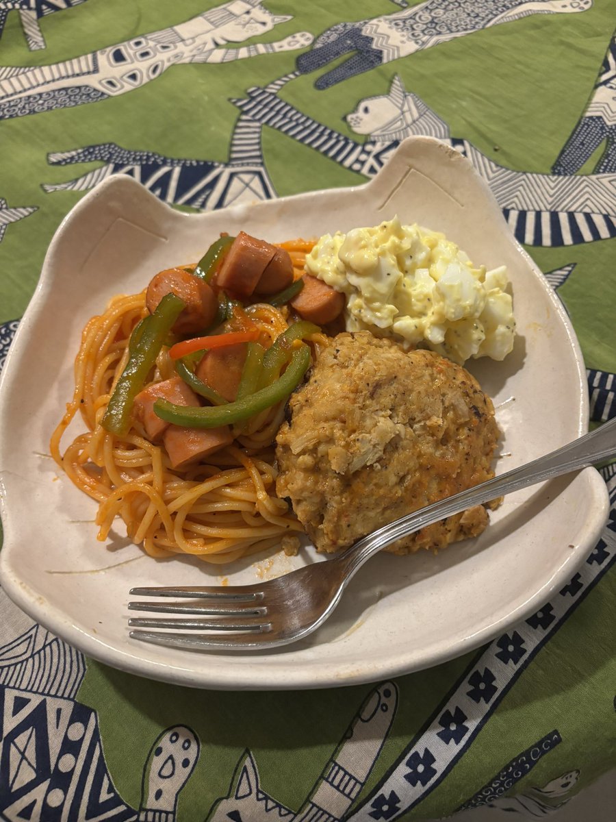 qq01311202's tweet photo. 「Tシャツが乾くまで」見たら、食べたくなった🍝
ベタなナポリタン（たまごサラダとハンバーグ添え） https://t.co/fxFfv7xFPl