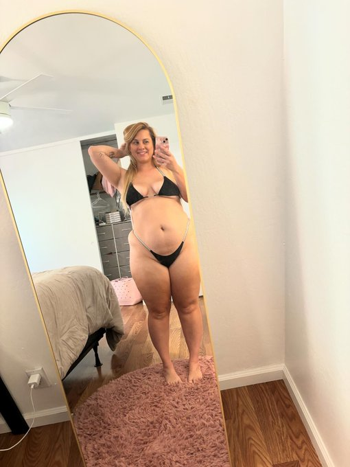 Evanavarrox's tweet photo. Sé que no soy talla 0, pero ¿quedan hombres a los que les gusten los cuerpos de mamá con curvas? 😩📷 https://t.co/qAQ7uYhjxw