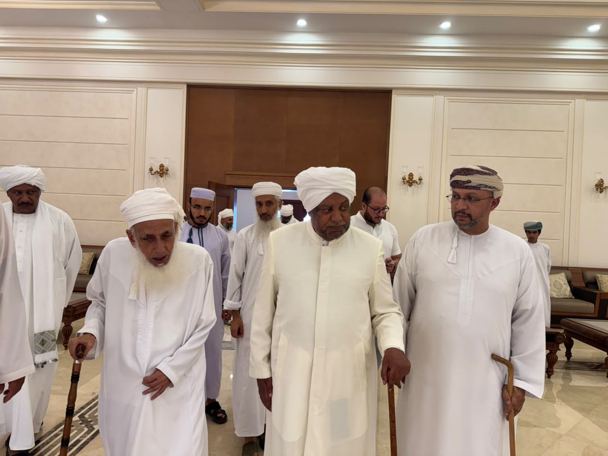 iumsonline's tweet photo. على هامش زيارته إلى سلطنة عُمان، زار فضيلة الشيخ الدكتور عصام البشير، نائب رئيس الاتحاد العالمي لعلماء المسلمين، يوم الأحد 9 أغسطس الجاري، سماحة الشيخ العلامة أحمد الخليلي، مفتي سلطنة عُمان ونائب رئيس الاتحاد العالمي لعلماء المسلمين، وذلك للسلام عليه والاطمئنان على صحته، وتجديد التواصل معه.

ونقل فضيلة الشيخ الدكتور عصام البشير إلى سماحة المفتي تحيات سماحة الشيخ الأستاذ الدكتور علي محيي الدين القره داغي، رئيس الاتحاد، ونوابه، والأمين العام، وأعضاء مجلس الأمناء، مؤكدًا حرص الاتحاد على مواصلة التواصل مع سماحته والاستفادة من مكانته العلمية وتجربته في خدمة قضايا الأمة.

وتناول اللقاء عددًا من هموم الأمة وقضاياها، كما قدّم فضيلة الشيخ الدكتور عصام البشير عرضًا عن أنشطة الاتحاد وبرامجه وما يقوم به من جهود في خدمة العلماء وقضايا الأمة، في إطار تعزيز التواصل والتعاون بين أهل العلم والمؤسسات العلمية والدعوية.

وساد اللقاء جوٌّ من المودة والتقدير، عكس عمق الصلة العلمية والأخوية بين العالمين، وحرصهما على مواصلة التواصل والتشاور حول القضايا التي تهم الأمة الإسلامية.

وتقديرًا لهذه الزيارة، أقام سماحة الشيخ العلامة أحمد الخليلي مأدبة غداء على شرف فضيلة الشيخ الدكتور عصام البشير، بحضور عدد من أهل العلم والفضل، في أجواء أخوية وعلمية عكست مكانة اللقاء وأهميته.