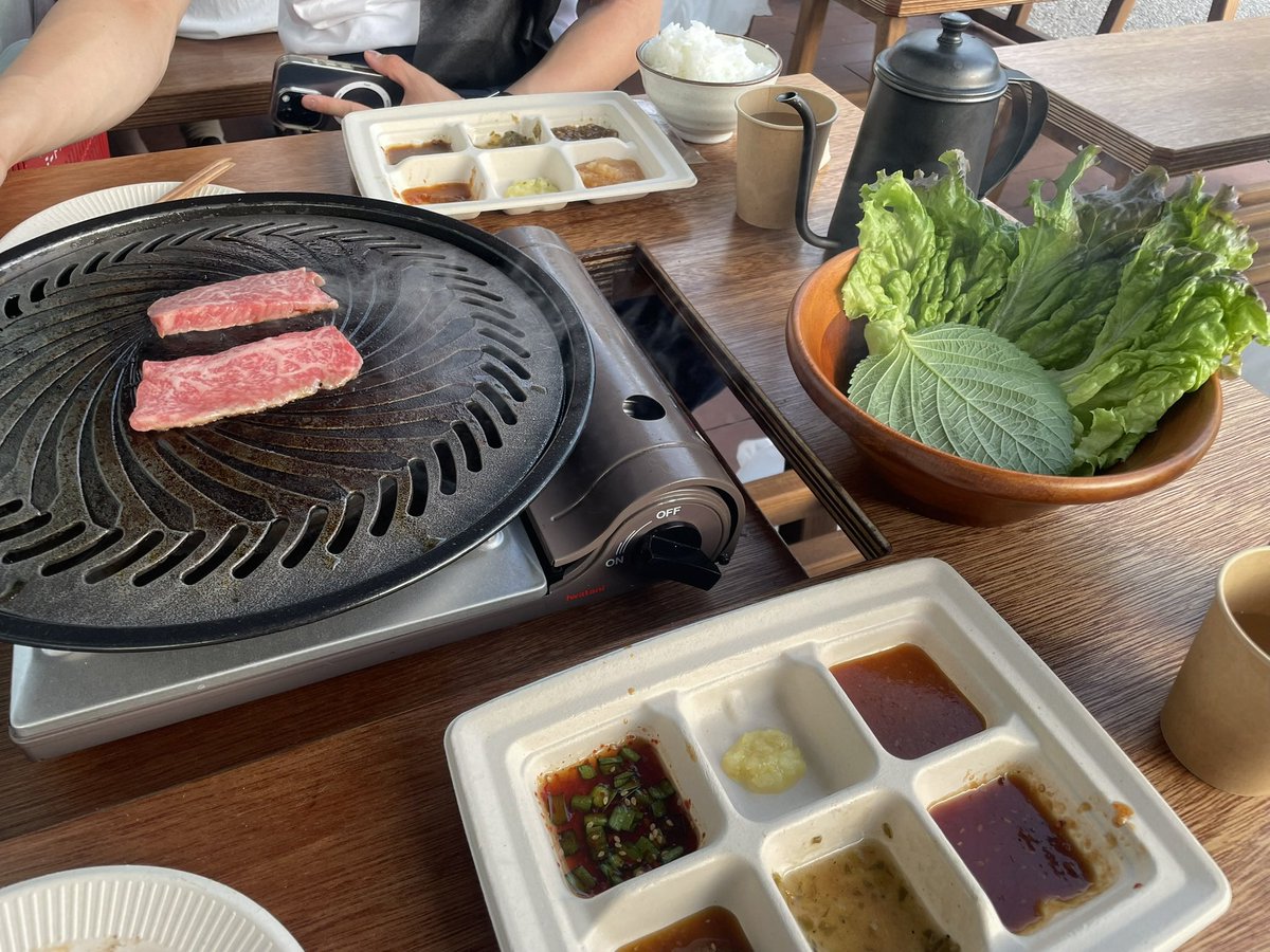 uuua___'s tweet photo. 大井町トラックスの芝生のそばにある「ピチピチミートとバーベキュー場」のBBQは、併設のお肉屋さんで、好きなお肉やタレを選べるスタイル✊🏻🥩🥬
 
夕方は日も落ちて涼しいのでおすすめ.ᐟ.ᐟ
 
大井町トラックスは各々が好きな時間を過ごせるような施設💭💭 https://t.co/v5s2n4HKhI