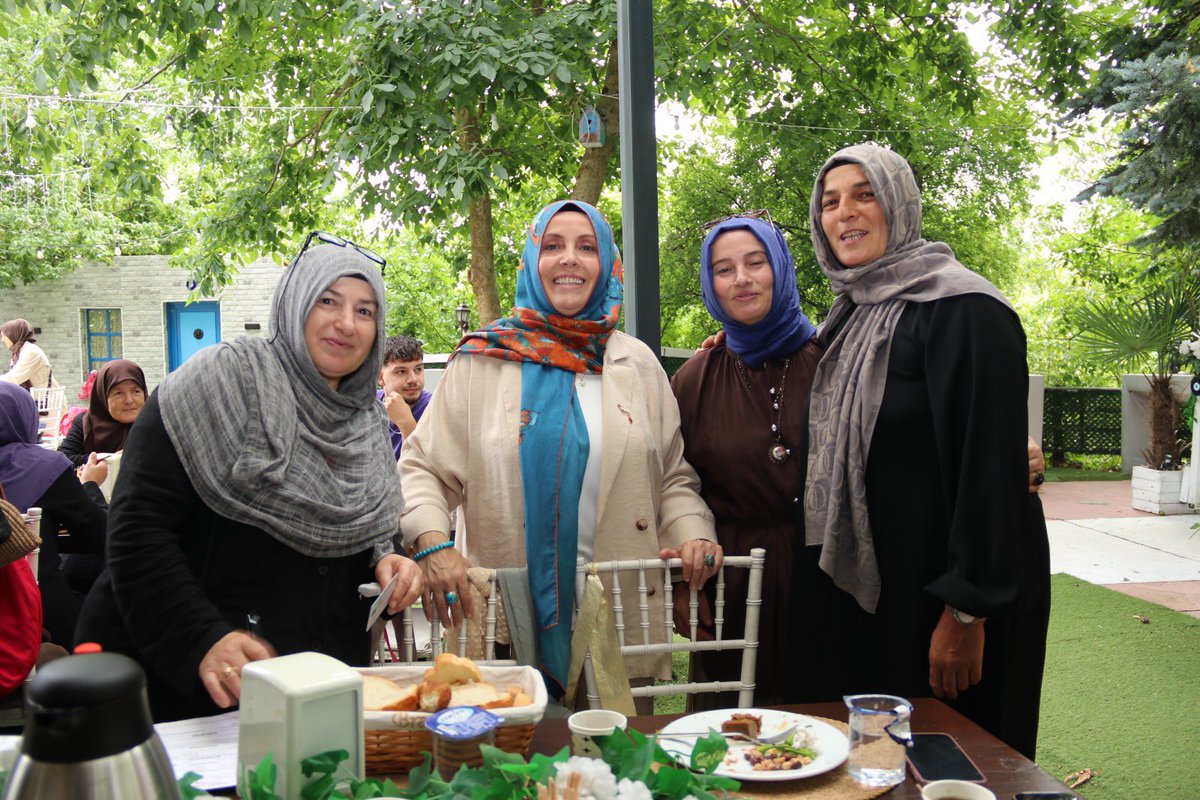 akkadinbeykoz's tweet photo. 📍Çavuşbaşı Mahallesi

Başkanımız @NurselSah ve Yönetim Kurulu Üyelerimizle birlikte, Arev Yumurtatepe Derneği tarafından düzenlenen kahvaltı programına katıldık.

Samimi sohbetler eşliğinde hemşehrilerimizle gönül bağlarımızı güçlendirdik.

Şehrin Nefesinde,Milletin Bahçesinde. https://t.co/BPdQnvE49E