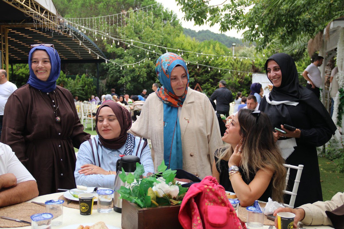 akkadinbeykoz's tweet photo. 📍Çavuşbaşı Mahallesi

Başkanımız @NurselSah ve Yönetim Kurulu Üyelerimizle birlikte, Arev Yumurtatepe Derneği tarafından düzenlenen kahvaltı programına katıldık.

Samimi sohbetler eşliğinde hemşehrilerimizle gönül bağlarımızı güçlendirdik.

Şehrin Nefesinde,Milletin Bahçesinde. https://t.co/BPdQnvE49E