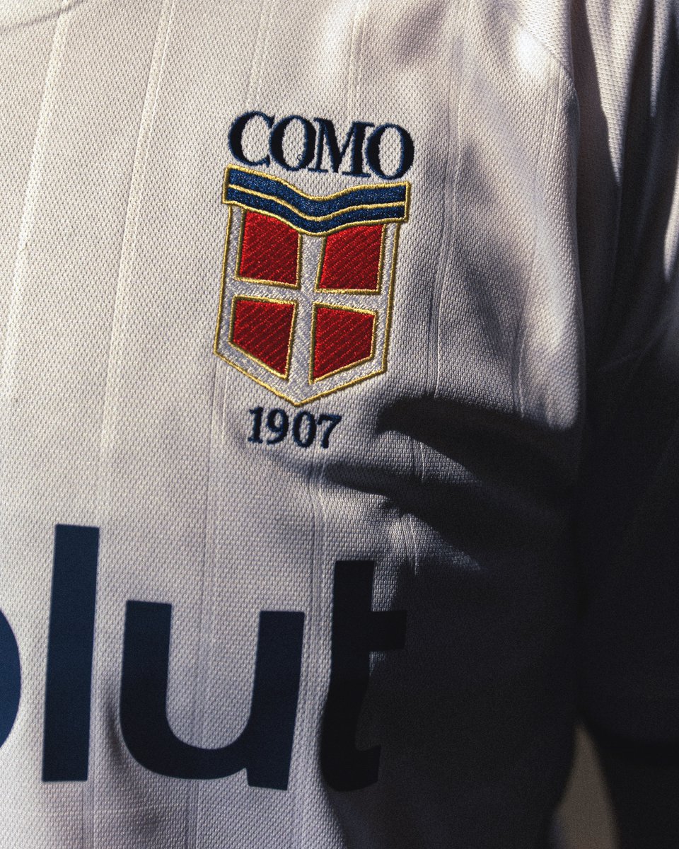 classicshirts's tweet photo. 🚨 𝑺𝑯𝑰𝑹𝑻 𝑨𝑳𝑬𝑹𝑻: The new Como 1907 away shirt.

A clean white base featuring tonal stripes and navy blue accents.

What do you think? 🤔 https://t.co/J9gff40WJc