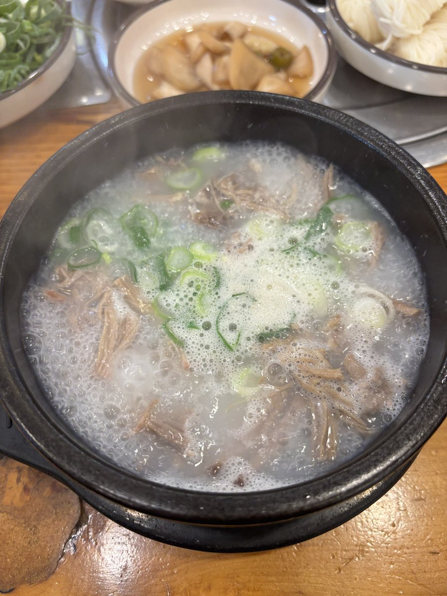enmael25's tweet photo. 일하는데. 죽을것 같아서 1시간 마다 얼음물 500ml 한개씩 먹으니까 속이 너무 차가움 
그래서 뜨끈한 국밥 먹으러옴 https://t.co/OyZBzOGvXR