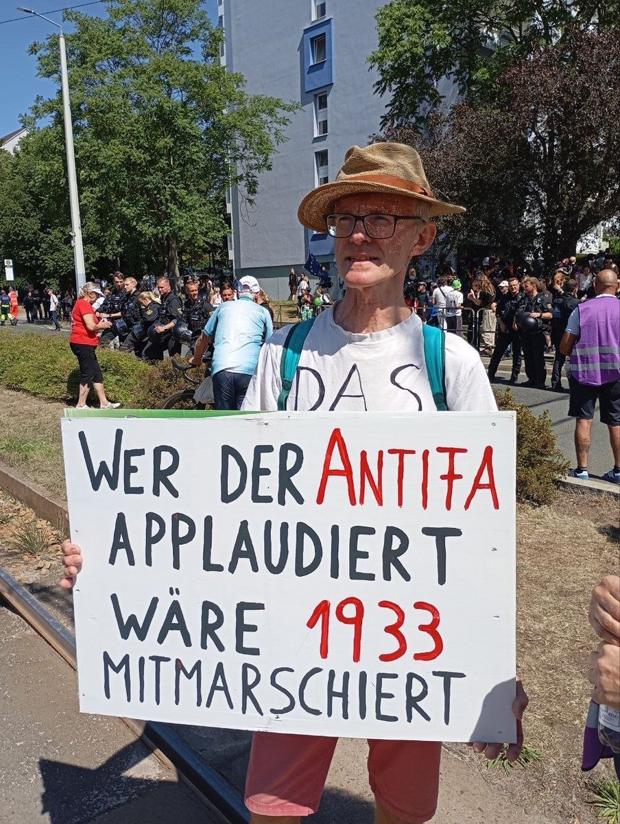 lawen4cer's tweet photo. Ein wesentliches Merkmal der Antifa ist es, dass sie im Gegensatz zu Rechtsradikalen hierarchische Strukturen und zentrale Führung ablehnt. Deswegen gibt es auch keinen Anführer der Antifa. Und allein schon deswegen wären Anhänger der Antifa 33 auch nicht mitmarschiert https://t.co/eX9LaOAIub
