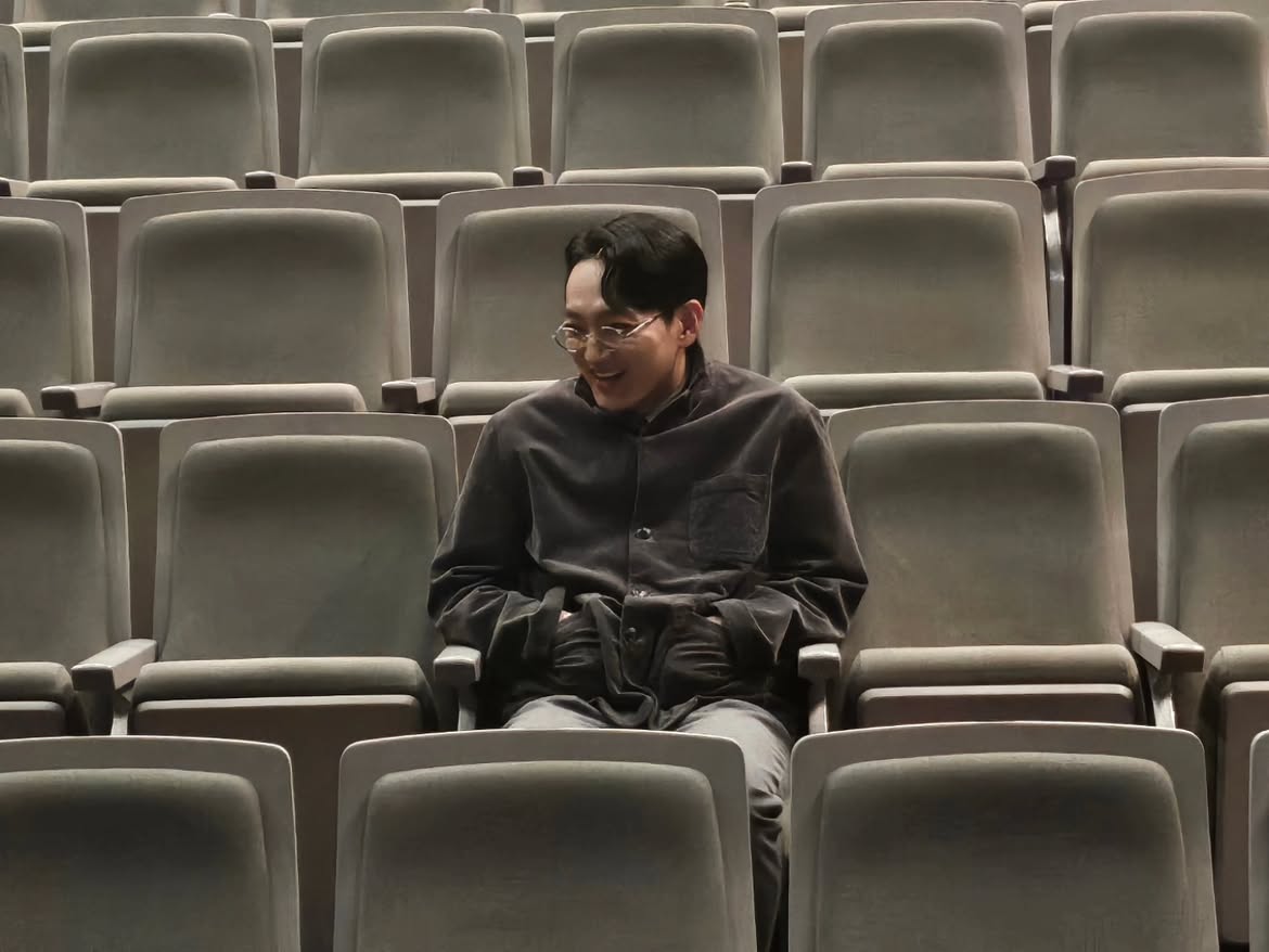 kkashi813's tweet photo. 하...........
이거 완전 통일된 독일에서
드라이만이 올린 공연 보러 간    하우저  아닌가요,
그냥 올려줄수도있는데
포즈며 표정이며
캐입해서 사진 찍어준게
극의 연장선같고    ㄴㅁ좋음...🥹🥹🥹 https://t.co/UAKA0wVpdC