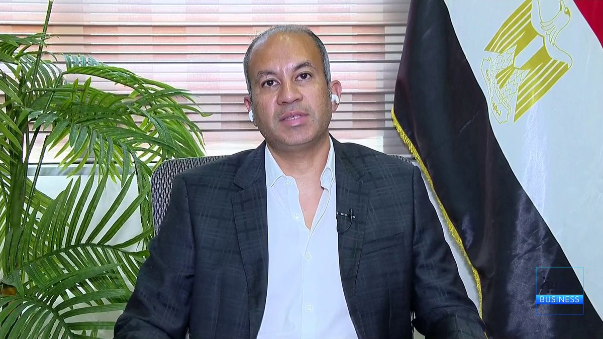 الرئيس التنفيذي لشركة سيرا للتعليم محمد القلا في حوار مع العربية Business حول النتائج الفصلية: النمو القوي في الأرباح سببه استثمارات الأعوام الخمسة الماضية بزيادة الطاقة الاستيعابية إضافة للإقبال القياسي على التسجيل. لدينا نحو 45 ألف مقعد في التعليم العالي و 50 ألف مقعد في قطاع المدارس. تستهدف الشركة الوصول إلى زيادة سنوية بين 7 إلى 10 آلاف طالب سنوياً وتجاوز حاجز 80 ألف طالب خلال العام الحالي. نخطط لضخ استثمارات بقيمة 3 مليارات جنيه لإضافة مدرستين ومقرين جامعيين جديدين في مدينتي دمياط والقاهرة. نجري حالياً إنهاء ترتيبات الحصول على تمويلات بنكية بقيمة 1.2 مليار جنيه لجامعة دمياط و 300 مليون جنيه للتعليم المدرسي. لا الشركة تحتاج لديون جديدة على المستوى الرئيسي بفضل التدفقات النقدية القوية وصافي الأرباح الذي يتجاوز المليار جنيه 