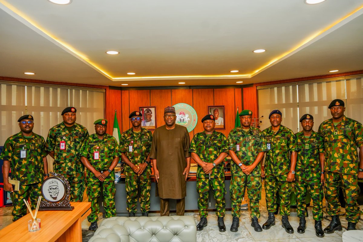 TheAkeweje's tweet photo. L-R: Lt. Col. A.B Garba; Col W.A Ogbuloko; Brigadier General O. Olorunyomi; Major General Oluwafemi Williams; Kwara State Governor AbdulRahman AbdulRazaq (CON); Commander 22 Armored Brigade, Brig. Gen. Nicholas Rume; Brigadier General M.S Alkali; Major A.O Akinniyi; Lt. Col. A Husseini; and Lt. Col. K Abdullahi; during a courtesy visit to the Ahmadu Bello House, in Ilorin, on Monday.