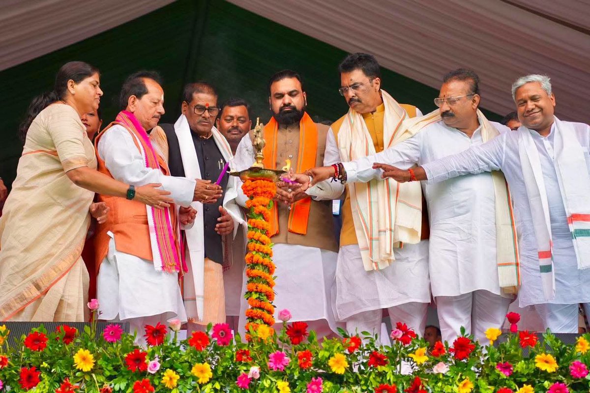 PawanKumar27083's tweet photo. 🇮🇳 तिरंगा हमारी आन, बान और शान है।
हर घर तिरंगा अभियान 2026 के तहत पटना के ऐतिहासिक "गांधी मैदान" से आयोजित "भव्य तिरंगा यात्रा" में माननीय मुख्यमंत्री श्री Samrat Chaudhary  जी, भाजपा प्रदेश अध्यक्ष श्री Sanjay Saraogi जी के साथ सम्मिलित भाजपा नेत्री  Pragya Patel जी। https://t.co/O6Icv2rQki