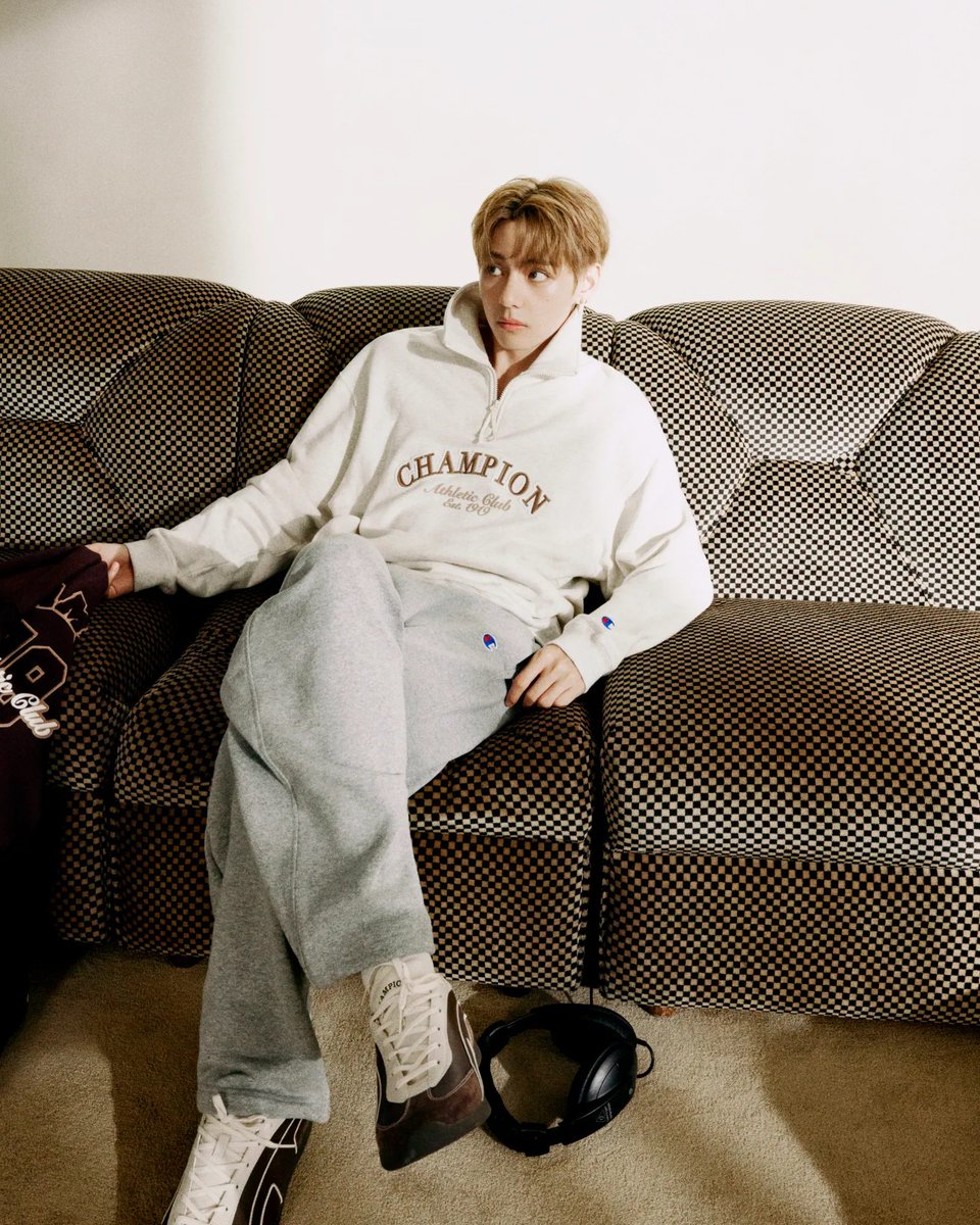 GQJAPAN's tweet photo. #BTS の #V が #チャンピオン の最新キャンペーン「True Champion（トゥルー・チャンピオン）」に登場。パートナーとして「しっくりくる」というブランドの魅力、オフの日の着こなし、アナログカルチャーへの情熱について『GQ』に語った。
https://t.co/kYvnYKXNku

#champion https://t.co/MAWsNXRdMS