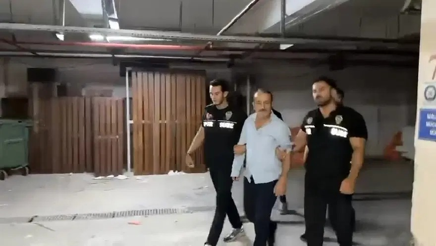 BersanTaskaya's tweet photo. 🚨 ultrAslan tribün lideri olarak bilinen ve kamuoyunda 'Sebahattin Şirin' ismiyle tanınan Muzaffer Şirin'in gözaltı görüntüleri. https://t.co/CVpQnSW5gT