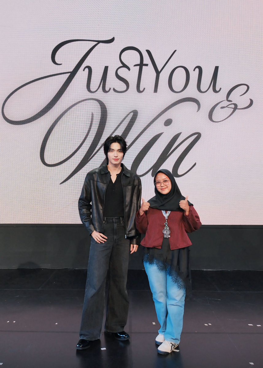 wintachoco's tweet photo. Diantara semua gaya yang udah aku siapin dari jauh jauh hari,pas harinya aku malah gaya rcti ok😭😭😭jujur aku gugup banget gemeter😭kaya ya allah seorang win metawin ada disebelah aku banget,deket banget ini woooy😭sumpah gantengnya tuh GANTENG BANGET😭unreal banget #winmetawin https://t.co/1odQcR9N4m