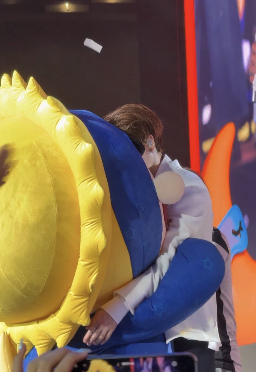 bini1039's tweet photo. He was having such a hard time at the end, but Mark still gave it his all, even for the encore stage 😭
He was truly amazing and the best for all three days.💙 @markjrtn

JUNIORMARK ALWAYS SUNNYMOON

#JuniorMarkConcertD3
#markjrtn https://t.co/S2eOL3rpx5