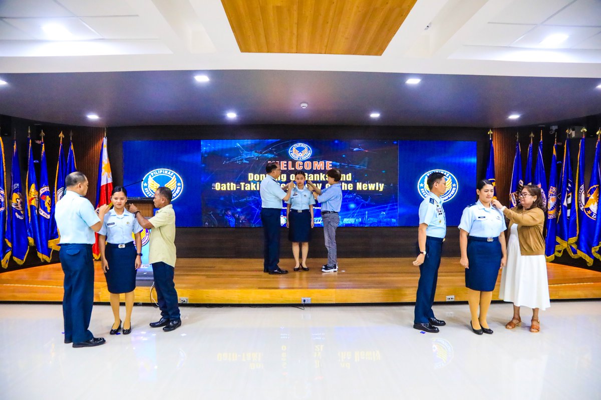 PhilAirForce's tweet photo. BALITANG PAF | 13 BAGONG OPISYAL NANUMPA SA PAF UPANG MAGLINGKOD SA BAYAN
See full story:
https://t.co/aNrUap7Mh0
#FocusPAF #GuardiansOfOurPreciousSkies #PAFYouCanTrust #OneAFPOnePhilippines #StrongAirForceStrongPhilippines #AFPYouCanTrust https://t.co/oAMlaf3UKT