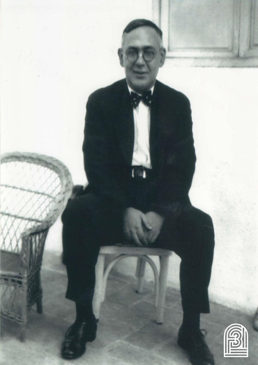 abalosmeco's tweet photo. #EnElNombredeÁbalos | A Blas Infante, 90 años después.

Son ya 90 años que las tropas franquistas asesinaron a un hombre especial. Un hombre entre tantos, pero único en la manera de mirar a su tierra. Blas Infante, padre de la patria andaluza.

En una Andalucía herida por la pobreza y el abandono, pero inmensamente rica en historia y cultura, Blas Infante supo ver una esperanza. Se adentró en la memoria olvidada de su pueblo, recorrió sus raíces y quiso comprender a sus gentes. Conoció de cerca la desigualdad y convirtió su lucha contra ella en una forma de vida.

Nacido en Casares (Málaga) y formado en Granada, entró en contacto con la huella profunda de la cultura andalusí a la que consideraba el alma y el pilar fundamental de la identidad andaluza frente a la visión oficial centralista que ignoraba o despreciaba este pasado. Infante veía que Al-Ándalus representó una edad de oro de convivencia, tolerancia y progreso que definía el verdadero carácter del pueblo andaluz. Un espacio fecundo donde colaboraron árabes, judíos y cristianos.

+•➤ https://t.co/5SqTmIqxQn

+•➤ https://t.co/pATma93pBN

Blas Infante rechazaba los relatos históricos centrados exclusivamente en los reinos del norte peninsular y propugnaba una política de hermandad y apertura hacia los pueblos del norte de África como vía de reencuentro cultural.

Más tarde, como notario, puso su conocimiento y su tiempo al servicio de quienes menos tenían, llegando a trabajar gratuitamente para los jornaleros andaluces. 

No se conformó con contemplar Andalucía: quiso despertarla. Quiso devolverle la conciencia de lo que había sido y, sobre todo, la esperanza de lo que podía llegar a ser.

Blas Infante lo dejó claro: “Mi nacionalismo, antes que andaluz, es humano”. Y, por todo ello, hace 90 años, en la madrugada del 10 de agosto de 1936, los falangistas, sicarios de Queipo de Llano, le fusilaron. Dejar que su memoria se apague es el más injusto de los destinos que se le puede dar a este hombre excepcional, que ya ha sufrido demasiadas muertes. Merece la vida más grande, la de la conciencia de Andalucía y la de cada andaluz y cada andaluza.
.
.
"Se mata a un hombre, pero no se puede matar a una idea", nos advirtió.
.
.
Hoy, 90 años después de aquel asesinato, y con el recuerdo presente de los más de 100.000 compatriotas desaparecidos que dejaron los sublevados en las fosas y en las cunetas de todo el país, hay quien prefiere el olvido y sigue guardando un silencio cómplice. El negacionismo solo puede devolver la confrontación y el odio. Los hechos son indiscutibles, como es indiscutible el fusilamiento de Blas Infante, todavía hoy en una fosa común y aún sin identificar.