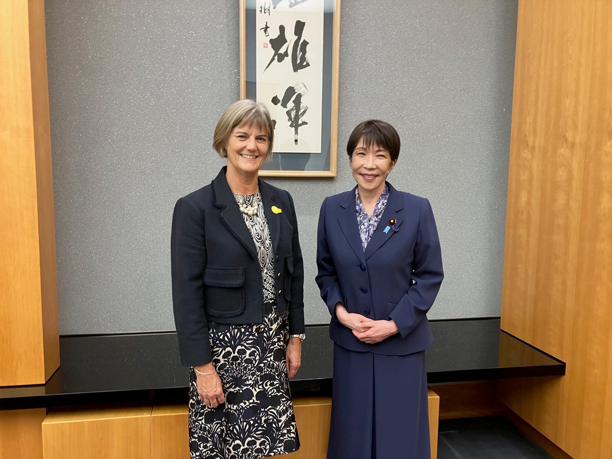 takaichi_sanae's tweet photo. ジュリア・ロングボトム駐日英国大使が離任されることになり、今日、官邸を訪ねて下さいました。

バーナム首相を始め、英国から熊本地震に対し、
温かいお見舞いのメッセージを頂いたことに、改めて感謝を申し上げました。

ジュリアとは、長いお付き合いになります。経済安全保障担当大臣在任中には、経済安全保障版「セキュリティ・クリアランス」制度の創設に、知識を授けてくれました。

ジュリアの５年以上にわたる駐日大使としての御尽力もあり、「強化されたグローバルな戦略的パートナー」である日英関係は、かつてなく緊密かつ強固なものとなりました。

特に本年は、１月のスターマー前首相訪日や６月の私自身の英国訪問でもお世話になりました。

また、日本各地の訪問等を通じ、様々な層において、
日英関係を多面的に強化するために
尽力されたと承知しており、敬意を表しています。

ジュリアが、帰国後も、お元気でお幸せでありますように！