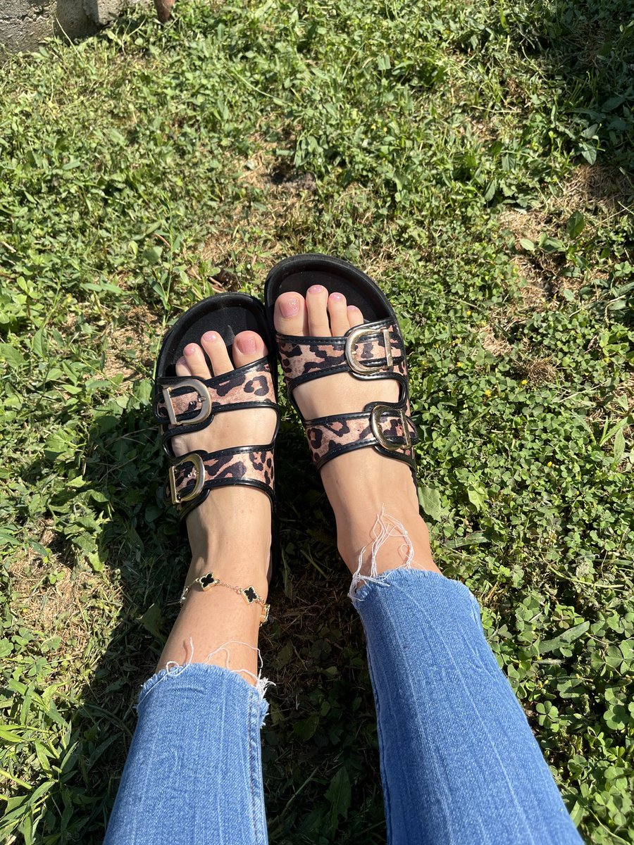 Ivorylux24's tweet photo. These sandals were made for showing off my feet… 👀👣
1 or 2? Tell me which one you prefer 💕

#Feet #FootFetish #FeetPics #PrettyFeet #Sandals #FootModel #SandalLover #Toes #Soles #FeetLovers https://t.co/rzPMuRVyUP