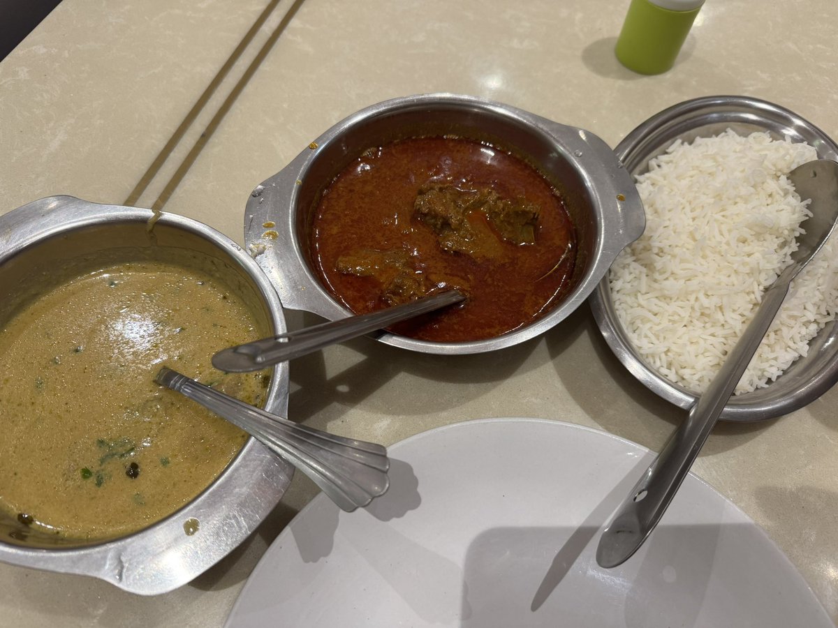 TheRightGhose's tweet photo. So #travellingsalesman is back in the road - having a simple #workinglunch of Rice, Mutton Roganjosh and Nadu Yakhni. Riganjosh as it ought to be - thin gravy, not oily, red but not spicy (only Kashmiri Chillies) and al dente Nadru (lotus stem) in a delicate yoghurt based sauce. https://t.co/6j0iHBcKVa