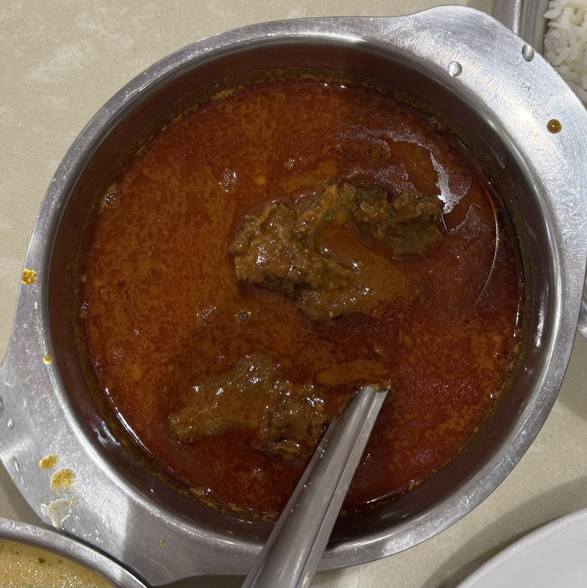 TheRightGhose's tweet photo. So #travellingsalesman is back in the road - having a simple #workinglunch of Rice, Mutton Roganjosh and Nadu Yakhni. Riganjosh as it ought to be - thin gravy, not oily, red but not spicy (only Kashmiri Chillies) and al dente Nadru (lotus stem) in a delicate yoghurt based sauce. https://t.co/6j0iHBcKVa