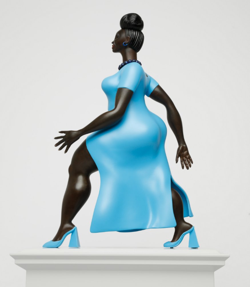 CerfiaFR's tweet photo. 🇬🇧 FLASH  | Une imposante sculpture représentant une jeune femme noire en robe et talons, marchant d’un pas déterminé, va prendre place sur le célèbre Trafalgar Square à Londres.

Baptisée « Lady in Blue », l’œuvre en bronze bleu lapis-lazuli de l’artiste Tschabalala Self entend incarner la Londonienne contemporaine.

La sculpture sera exposée sur le quatrième socle de Trafalgar Square, réservé depuis 1998 à des œuvres d’art contemporain.