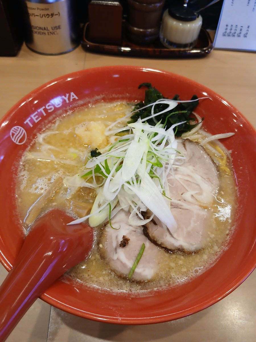 word_the_magic's tweet photo. 健康診断明けの食事はコレにしました！
【らーめんてつや】さんの味噌ラーメン！
メニュー表の隣のに書いてある食材へのこだわりの通り麺やスープはもちろん、ネギやチャーシュー、わかめまでも美味しいラーメンだ…散らしてある背脂のおかげで最後まで熱々に食べれるのだ https://t.co/M2DhFfEytV