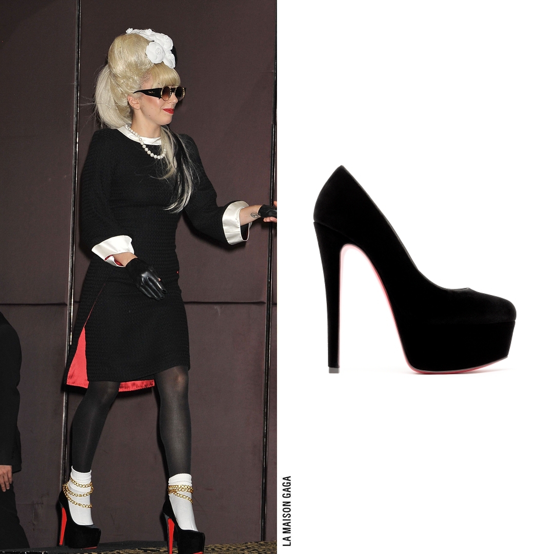 lamaisongaga_'s tweet photo. Lady Gaga gave a press conference in Taiwan wearing a dress from the @Chanel Pre-Fall 2011 Byzantine collection along with Camelia brooches and "Jumbo" flap bag, vintage #PalomaPicasso sunglasses, #VoidofCourse latex gloves and @LouboutinWorld custom "Daffodile" velvet pumps. https://t.co/q0frCGsmpX