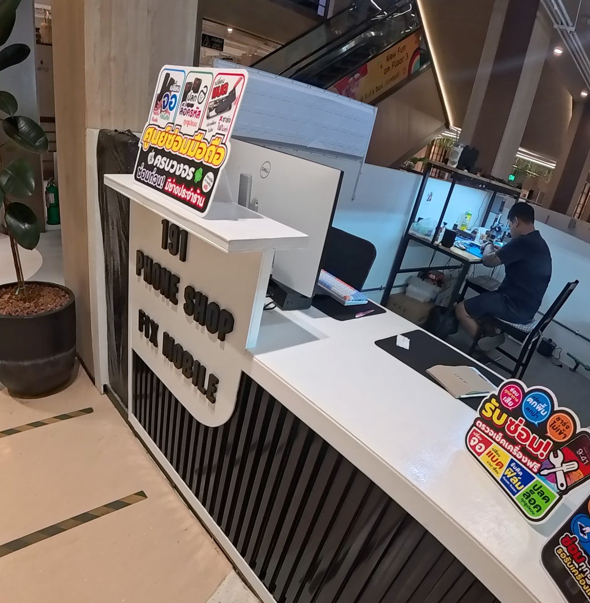 nullthai's tweet photo. スマホの液晶がえぐいことになったので新しいスマホ買ったのだが、それも突���のタッチ不具合...

日本で買ったものなので修理するならチェンマイのローカル修理屋さんに頼るしかない

さてどうなるか... https://t.co/Eu2ZbGYbul