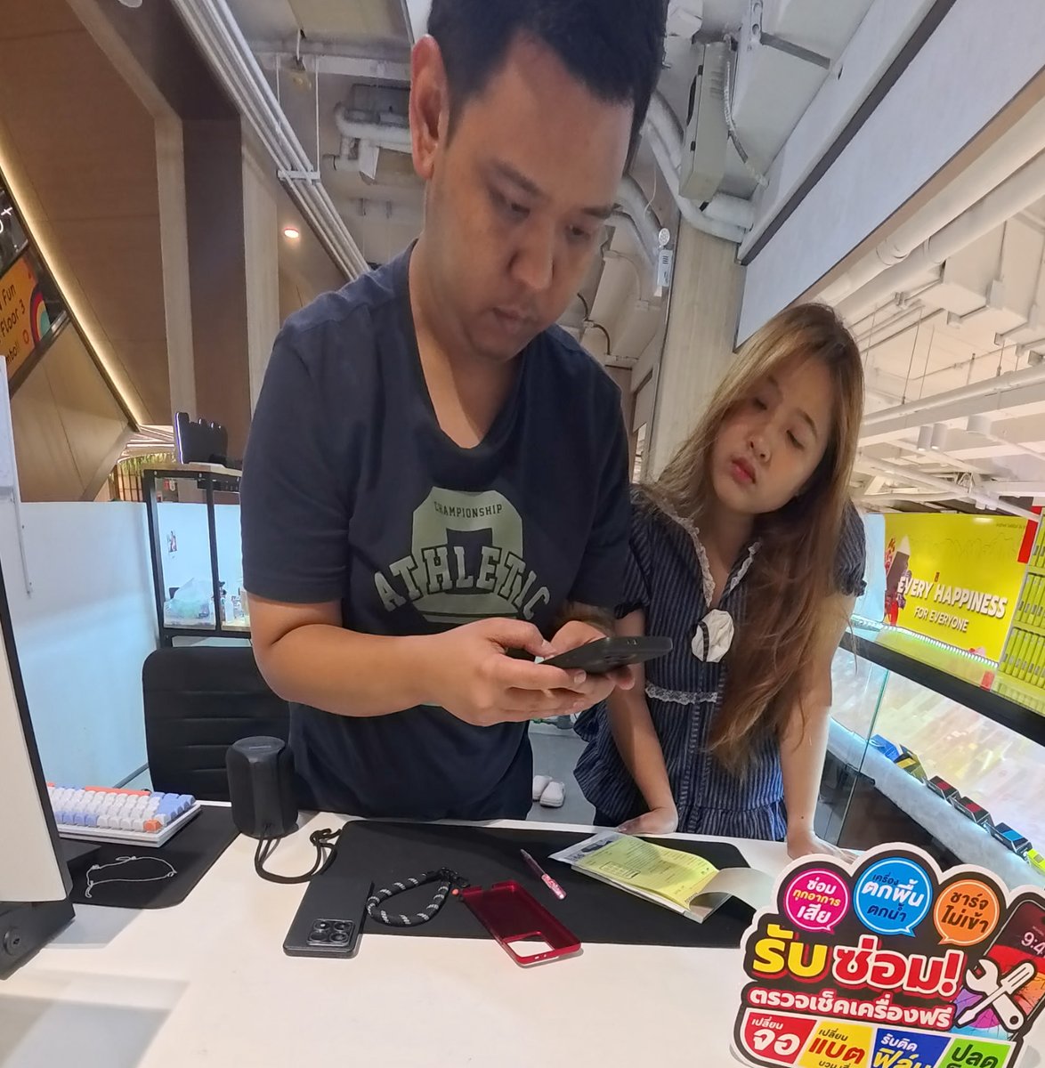 nullthai's tweet photo. スマホの液晶がえぐいことになったので新しいスマホ買ったのだが、それも突���のタッチ不具合...

日本で買ったものなので修理するならチェンマイのローカル修理屋さんに頼るしかない

さてどうなるか... https://t.co/Eu2ZbGYbul
