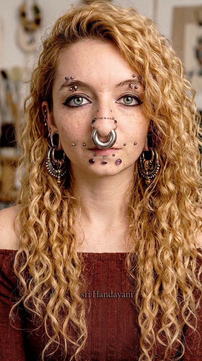 Victoriara5677's tweet photo. What do you call this look 🤔 https://t.co/Mi3xJpKIbN