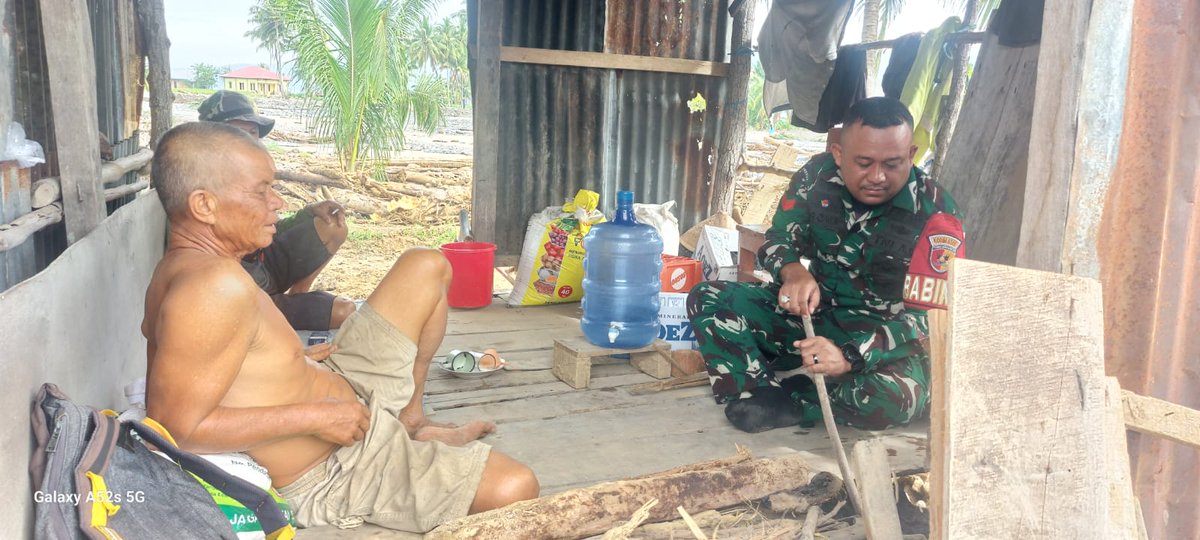 kodim0309's tweet photo. Tingkatkan Keharmonisan, Babinsa Laksanakan Komsos dengan Masyarakat di Wilayah Binaan. https://t.co/Fhshv7JEs3