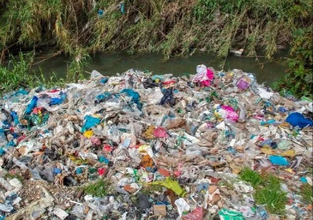 ozturk_mustafa's tweet photo. Adana'da Sulama kanalı yanında geri dönüşü mümkün olmayan ithal plastik atık yığını. Bu plastik atıklar Seyhan nehri üzerinde Akdenize ulaşmaktadır. 

Türkiye'ye ihraç edilen plastik atıklar ortalama %30 ila %35 oranında fire verir. Çünkü bu plastik atıklar, farklı kapak, farklı etiket ve kullanım sonrası içerdiği bakiyeden dolayı %30 ila %35 fireyi verir.