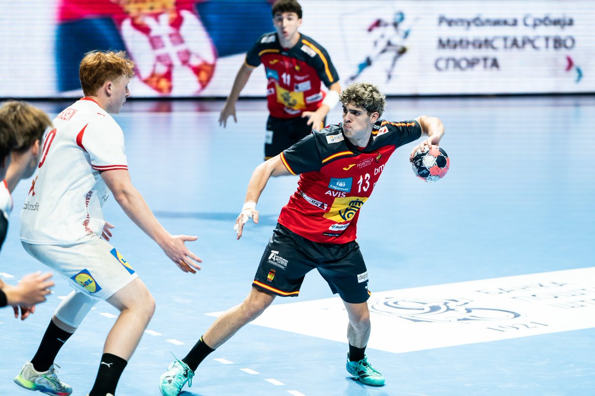 RFEBalonmano's tweet photo. 💥 Os dejamos con las imágenes del último partido de los #HispanosJuveniles🇪🇸 en el @EHFEURO
📸 Dragana Stjepanovic
#️⃣ #Balonmano #FollowTheFuture #ehfeuro2026 #behere https://t.co/nAbJa9AcS3