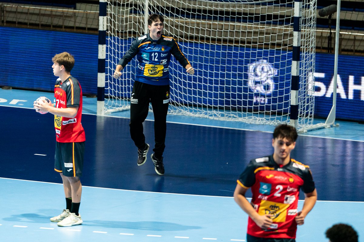 RFEBalonmano's tweet photo. 💥 Os dejamos con las imágenes del último partido de los #HispanosJuveniles🇪🇸 en el @EHFEURO
📸 Dragana Stjepanovic
#️⃣ #Balonmano #FollowTheFuture #ehfeuro2026 #behere https://t.co/nAbJa9AcS3