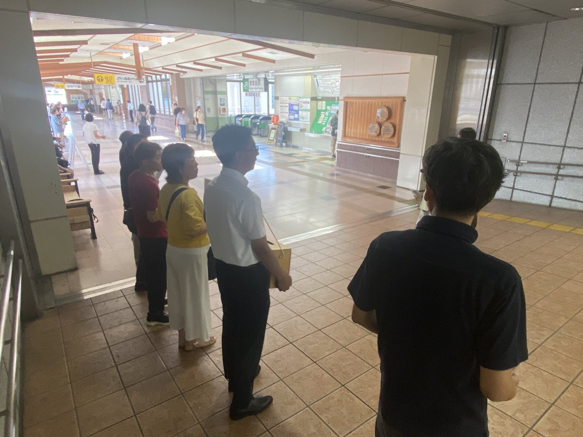 f_nakamoto's tweet photo. 【飯能市被災者救援の会】

暑さ厳しき中、鉄道利用者や買い物などで行き交う方々をはじめ、多くの党員・支持者の皆さまが、市内各地より足をお運びくださり、被災者救援募金にご協力くださいました。
大変にありがとうございました。

皆さまからお預かりした義援金は、本日、市役所内の日本 https://t.co/fEqeY4K1GQ