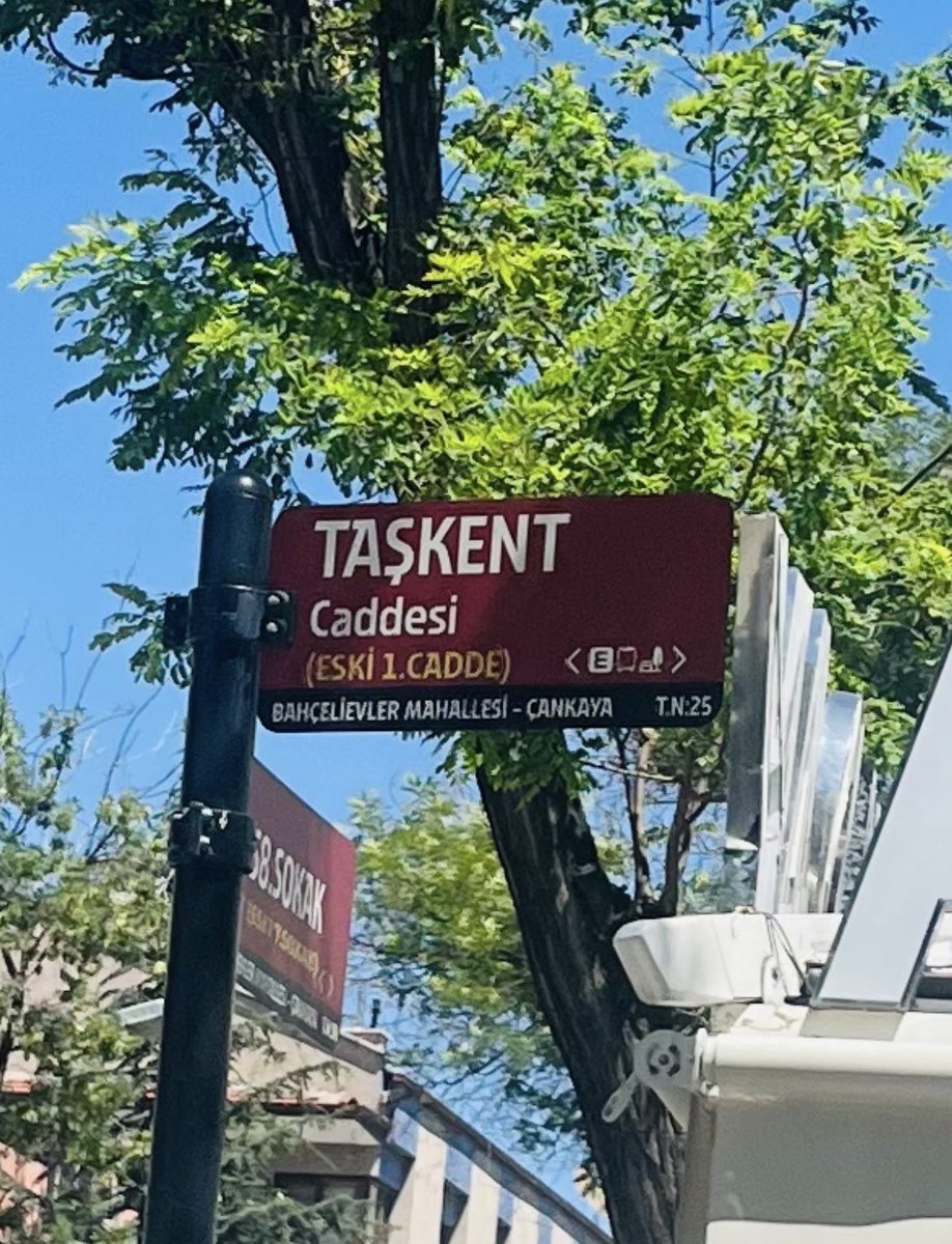 masteryodadkan's tweet photo. @cankayabelediye @ankarabbld @mavimasa corner burger çay ocağını yaya kaldırımına koymuş , yürünmüyor https://t.co/tPRzLheu9n