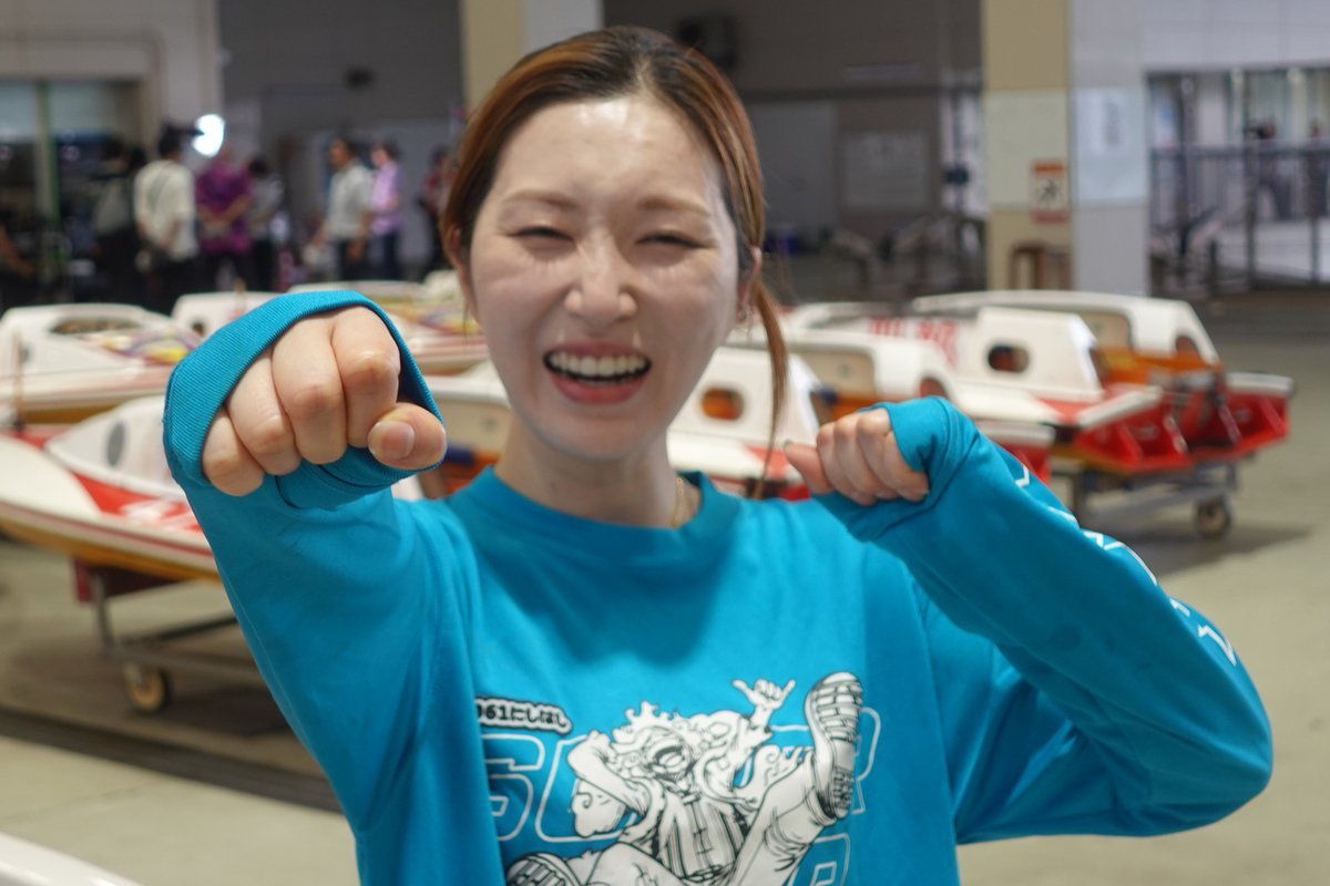hochi_boatrace's tweet photo. ◆徳山・第４０回レディースチャンピオン（１０日・５日目）

《みんな、見守ってくれてるんですね。頑張るぞ！》

優勝戦６号艇に食い込んだのは西橋奈未選手です。

常にファンの皆様への思いを口にする西橋選手。もちろん、今節もファンの後押しが大きな原動力です。

「揚降装置からでもタオルが見えてるんですよ。皆さんが見守ってくれてるんですね。福岡に友達が住んでるんですけど、その友達も最終日見に来てくれるってこの前言ってくれたんです。『じゃあ、頑張るわ！』って言っていたし、まずは優出できて良かったです」

枠は遠く、足色も優勝戦ではひと息。しかし、見せ場を作る気持ちは満々です。
「何かしら、爪痕を残したいですね。頑張るぞ！」

＃ボートレース徳山
＃西橋奈未
