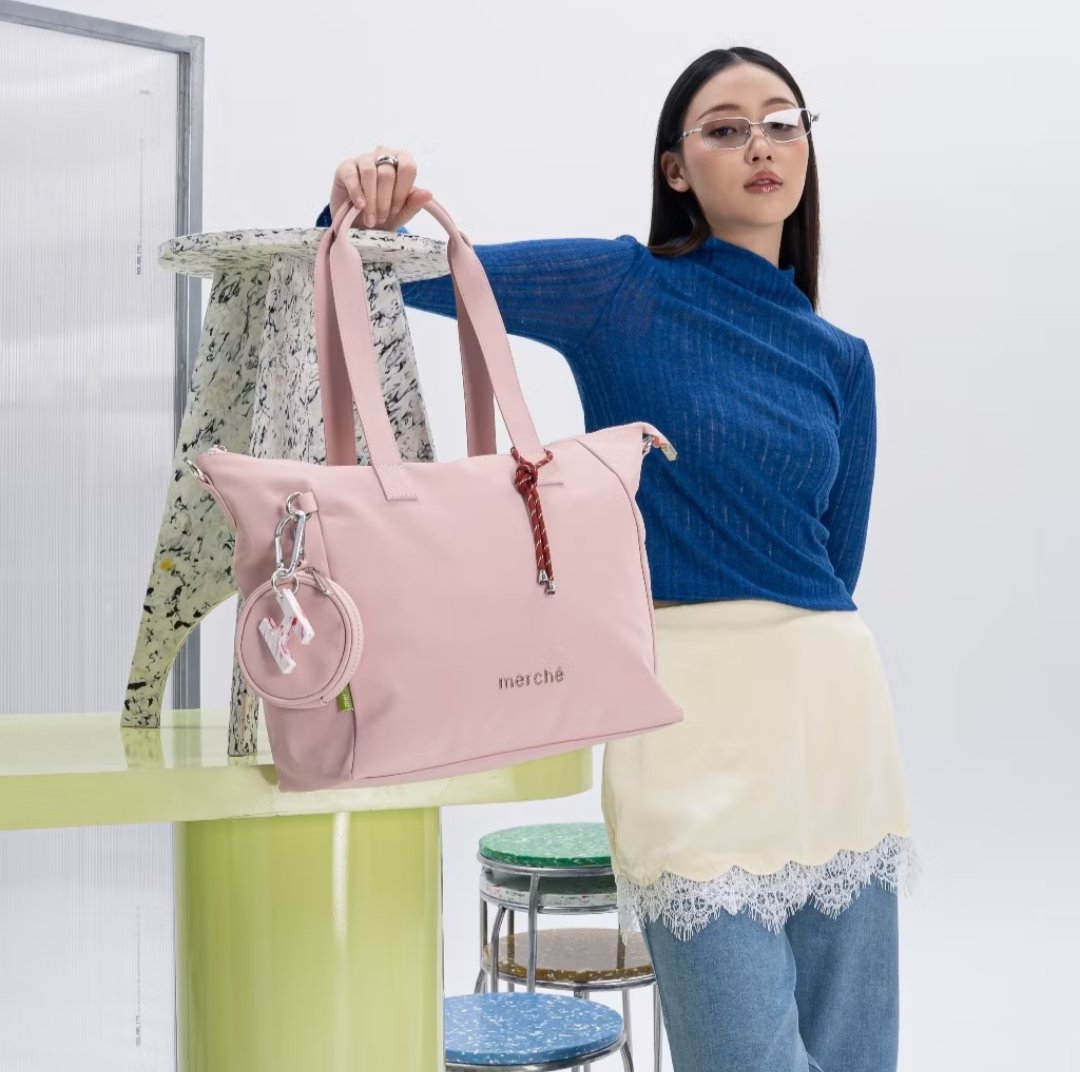 imzie111's tweet photo. TAHTA TERTINGGI TOTE BAG KERJA YANG MUAT "SATU KANTOR" TAPI TETEP KELIHATAN ELEGAN 💅🏻✨

1. Merche https://t.co/D0KwDHsDUn