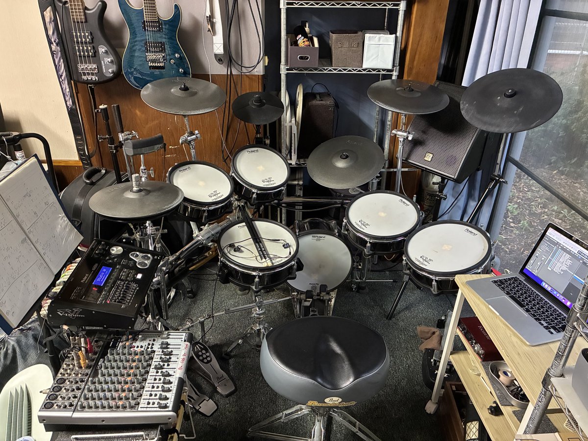 yosuke_drums's tweet photo. 気づいたら
8〜10月でセッションとサポートで
計30曲以上やることになってた🥁

音拾って覚えるまで大変だけど
そこから先はライブをイメージして
みんなが盛り上がってるのをイメージして
さらに良い演奏を目指すのみ🥁♪

これが楽しいんだ🥁🎵 https://t.co/3QKIjKwhjE