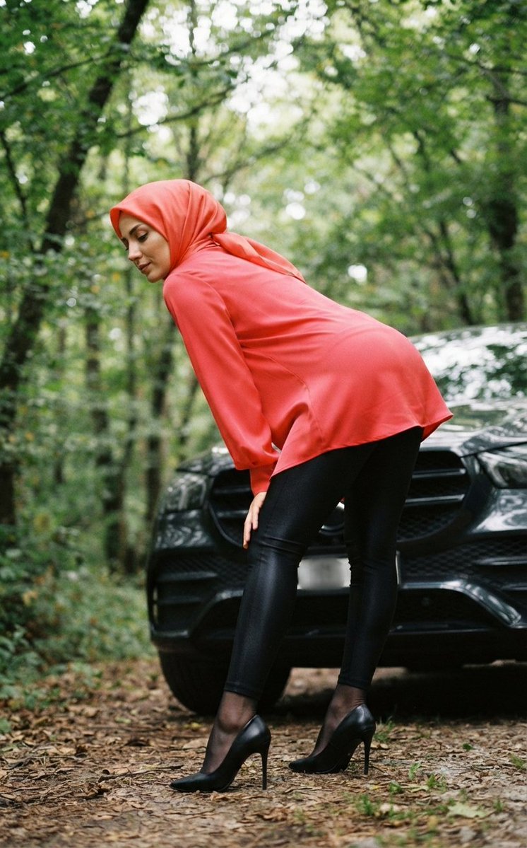 hijabmodelai's tweet photo. İpek eşarplı topuklu ayakkabılı siyah ten çoraplı modern türbanlı Esra 🔥💫✨🌟 https://t.co/iwxSVnbNUe